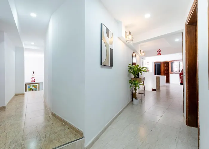 1h. Cozy Flores With Pool